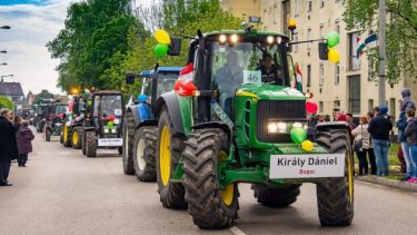 Több mint 100 traktor öltözött ünneplőbe a ballagáson!