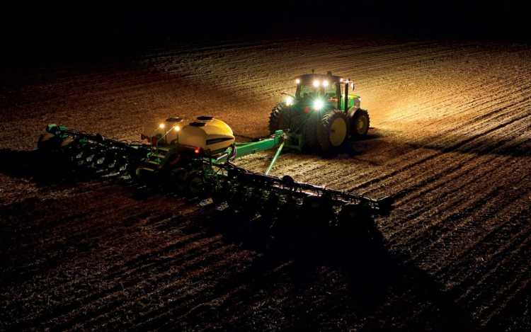 1. kép. Traktor és munkagép megvilágítása LED-lámpákkal (forrás: www.erdekesvilag.hu)