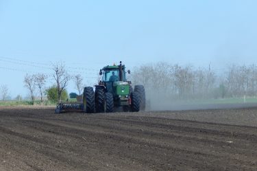 Traktor talajművelés