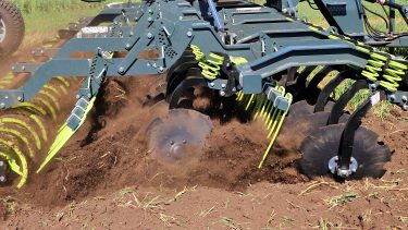 Mezőgazdasági munkagép talajművelés közben