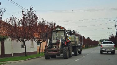 Traktor az úton