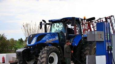 Mezőgazdasági munkagép a töltőállomáson