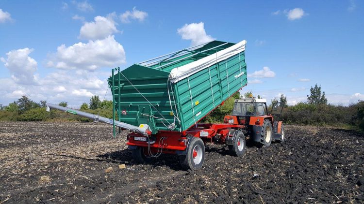 Farmtech pótkocsi átrakócsigával