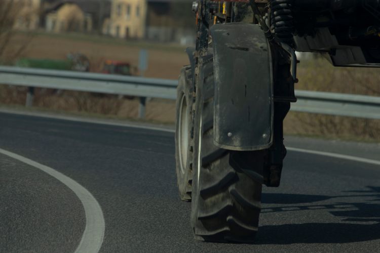 traktorgumiabrocs terhelése kanyarban