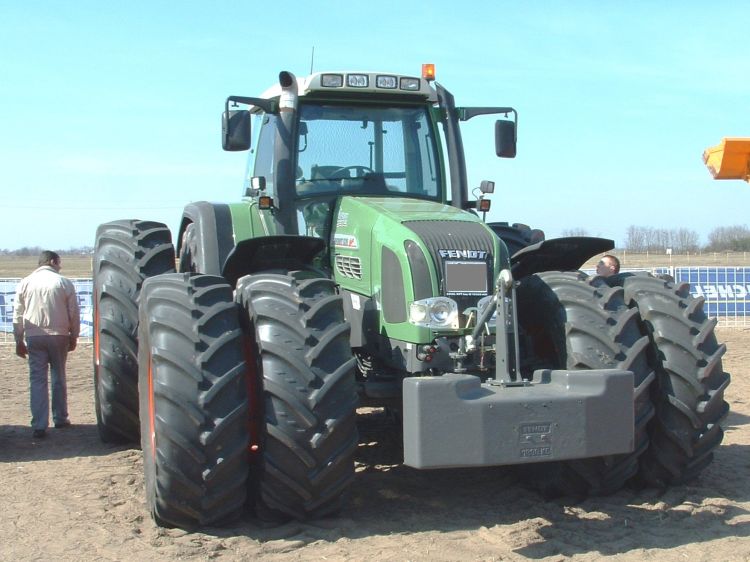 két széles gumiabronccsal szerelt Fendt