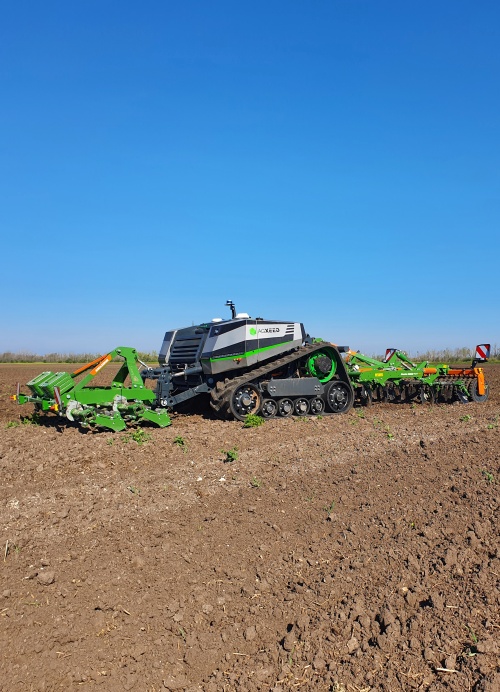 Akadályok esetén a traktor megáll és vár a kezelői beavatkozásra, ezzel biztosítva a műveletek biztonságos irányítását még autonóm üzemmódban