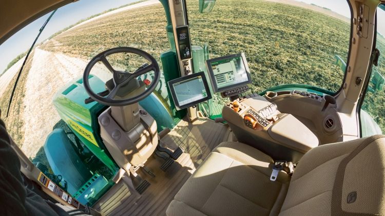 a John Deere 8R 410 autonóm traktor vezetőfülkéje