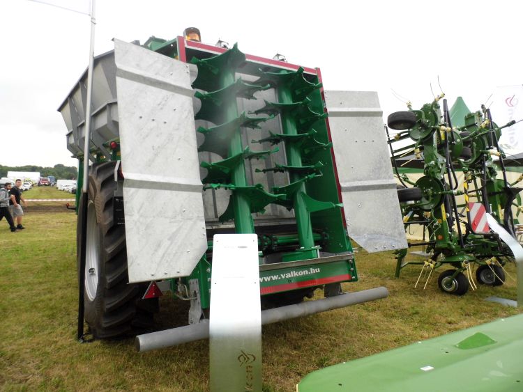 A függőleges, csigás szórószerkezet csavaros rögzítésű, cserélhető tépőfogakkal