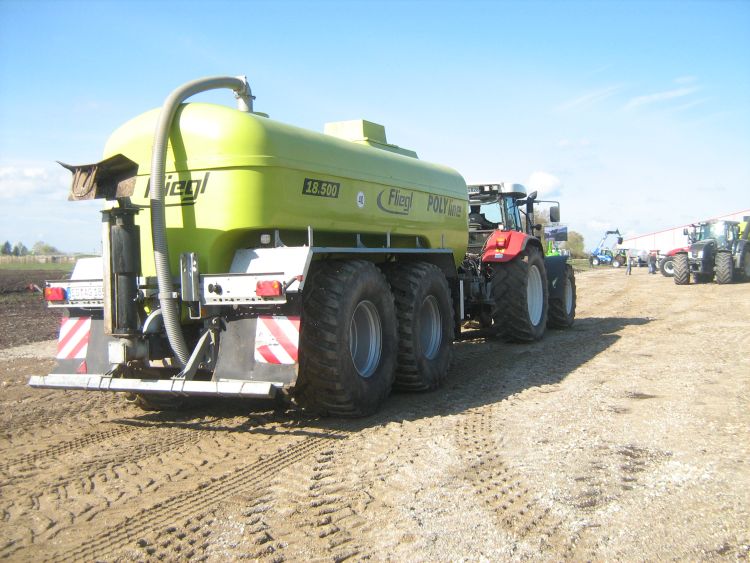 Műanyag tartállyal szerelt tartálykocsi