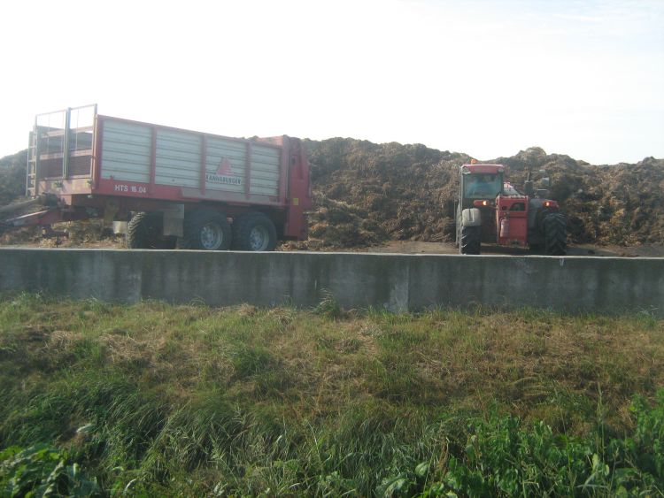 A szerves trágyák tárolását szivárgásmentes betonlétesítményekben oldják meg