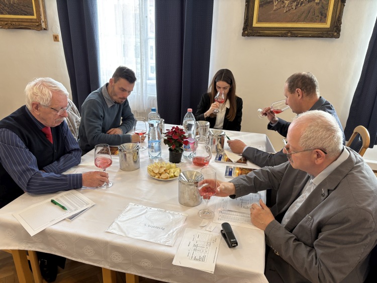 5 fős bizottságokban végezték a borbírálatot a szakemberek