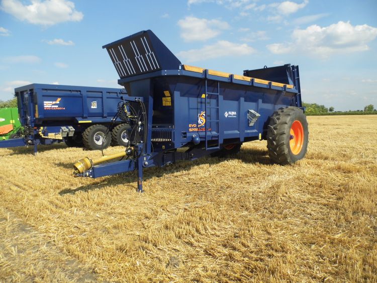  Nagy méretű gumiabroncsokkal felszerelt trágyaszóró pótkocsi