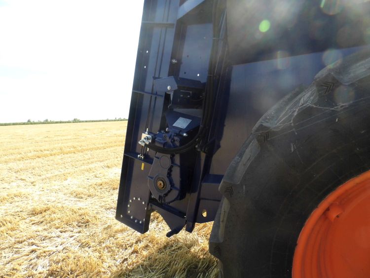 A lehordószerkezet csigahajtóműves, hidromotoros hajtása