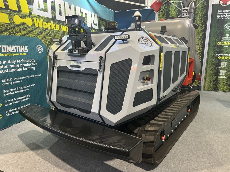 OMATIKA autonóm agrárrobot precíziós permetezési technológiával