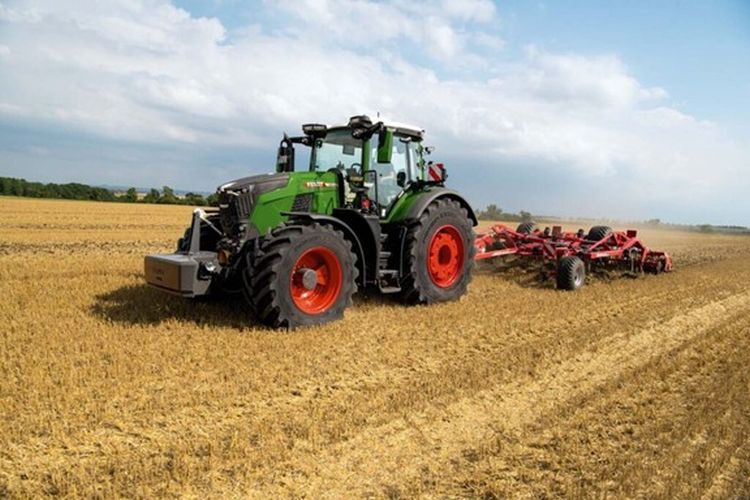 FENDT 832 Vario középkategóriás traktor