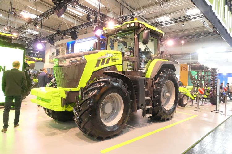 Zoomlion által bemutatott hibrid meghajtású traktor nagyüzemi alkalmazásra.