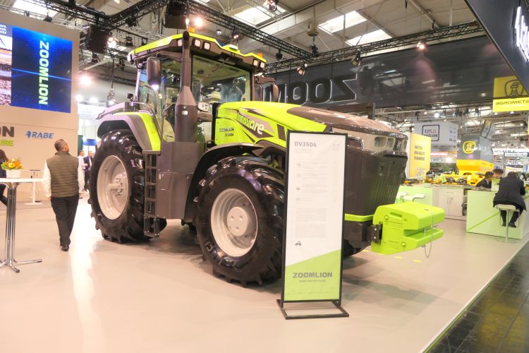 Zoomlion által bemutatott hibrid meghajtású traktor nagyüzemi alkalmazásra.