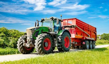 Traktor pótkocsival közúton