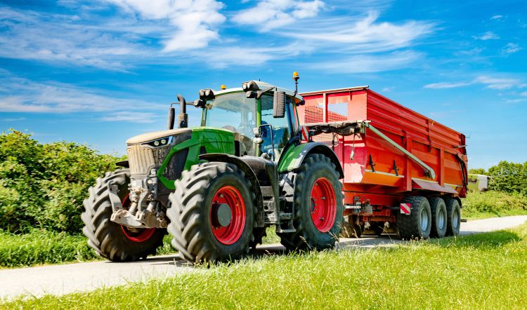 Traktor pótkocsival közúton