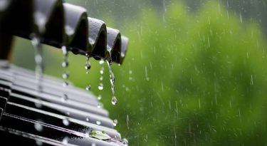 Eső érkezik a határba