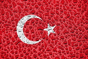 Török zászló esőcseppekkel