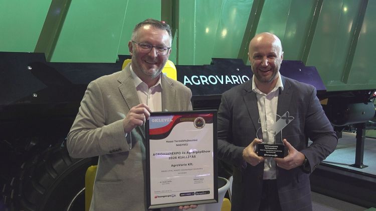 Takács Zoltán az AgroVario Kft. ügyvezetője és Umenhoffer Péter, a Bio-Nat Kft. cégvezetője a nagydíjjal.