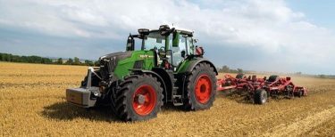 FENDT 832 Vario traktor szántóföldi munkavégzés közben