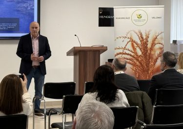 Daoda Zoltán előadást tart a Kukorica Kör rendezvényén