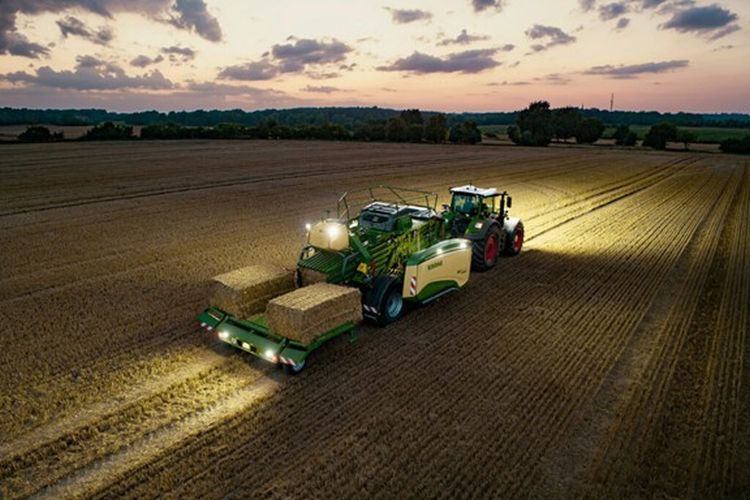 KRONE BIG PACK HDP II nagybálázó szalmabálázás közben