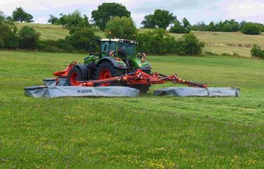 KUHN GMD 15030 kaszakombináció kaszálás közben