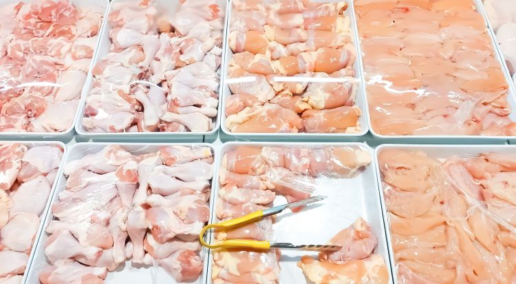 Baromfihús a hűtőpultban