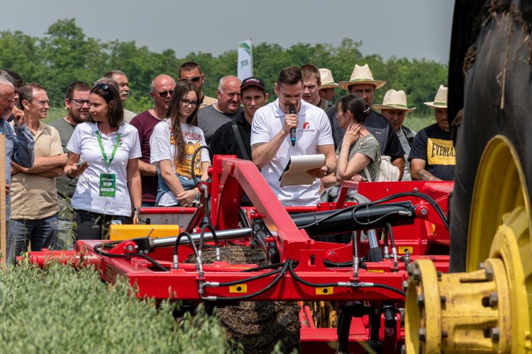 A fotón szakmai látogatók figyelnek egy mezőgazdasági gépbemutatót a NAK Szántóföldi Napok mezőfalvai rendezvényén.