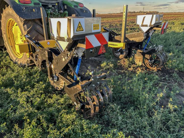 Járatkezelés talajba juttatással géppel