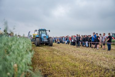 Gépbemutató a szántóföldön