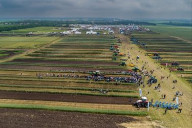 A légi felvételen a NAK Szántóföldi Napok és AgrárgépShow teljes mezőfalvai helyszíne látható kiállítókkal, gépekkel és parkolókkal.