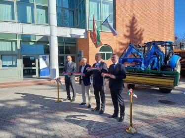 Szalagátvágás traktorátadón Nyíregyházán