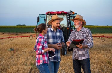 Családi gazdaság átadás pillanata