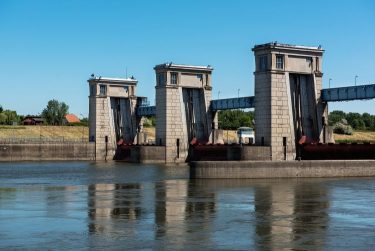 Vízügyi zsilip a Tiszán.