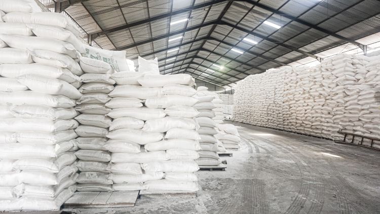 Liszteszsákok raktárban egymás mellett