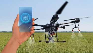 A képen egy mezőgazdasági permetező drón és egy AI-feliratot mutató digitális kijelző látható szántóföldi környezetben.