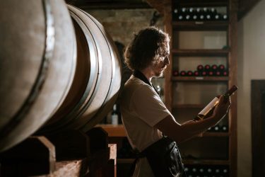 Borászat palackellenőrzés a pincében