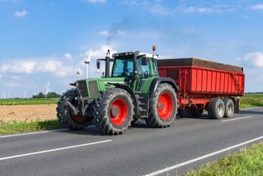 Traktor közlekedik közúti pótkocsival