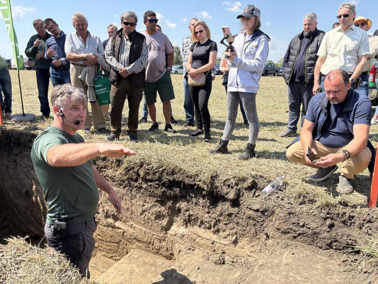 Dr. Dobos Endre, a Magyar Talajtani Társaság elnöke a Betamag csabacsűdi szakmai rendezvényén Fotó: Kristóf Imre/Horizont Média