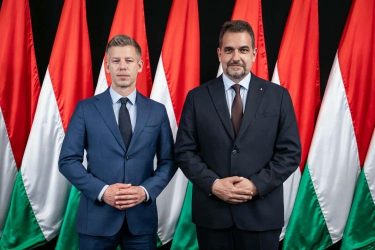 Bóna Szabolcs magyar zászlók előtt