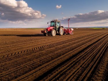 Traktor vet a tavaszi földeken