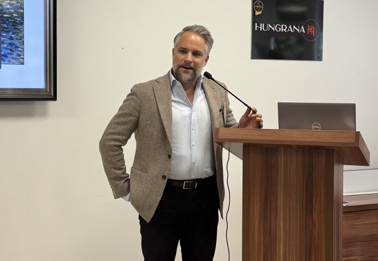 Reng Zoltán a Hungrana szabadegyházi gyárában előad