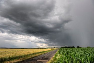 Zivatarfelhők a szántóföldek felett