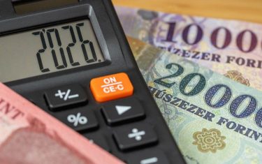 Számológép és forintbankjegyek az agrárberuházások finanszírozási kihívásainak szemléltetésére