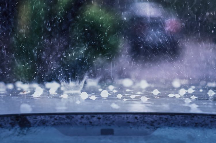 Jégeső pusztít vihar közben
